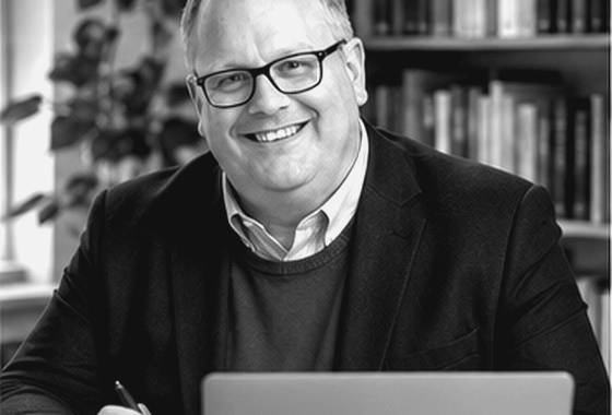 Erik Sjöstedt arbetar strategiskt vid datorn