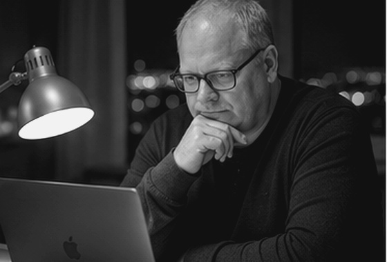 Erik Sjöstedt i kvällsarbete med analys